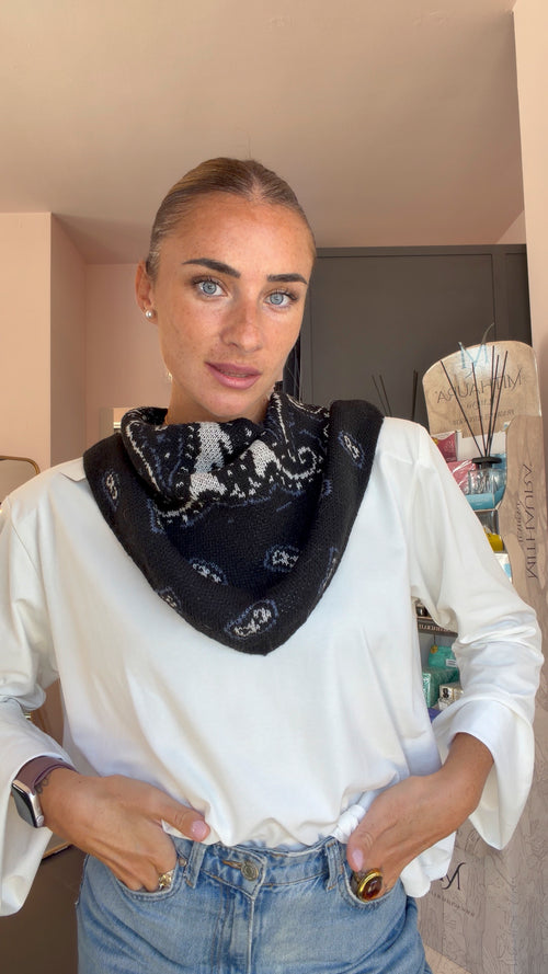 Triangle scarf