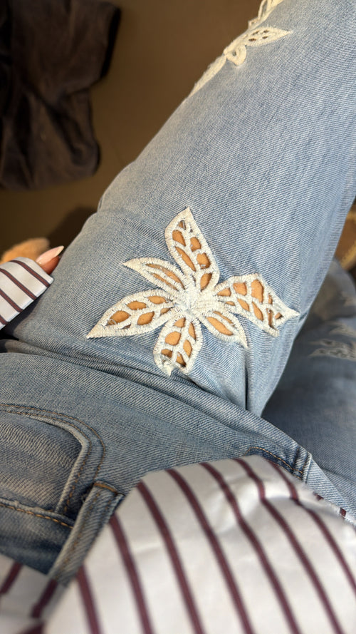 Jeans con ricamo
