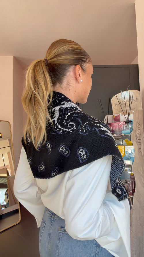 Triangle scarf