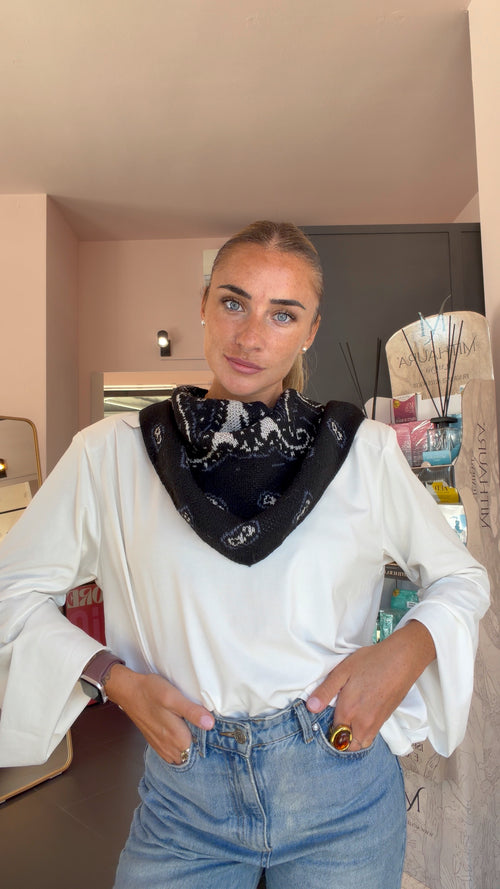 Triangle scarf